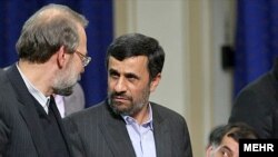 علی لاریجانی(چپ) محمود احمدی‌نژاد و محمدرضا باهنر