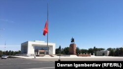 Ала-Тоо аянттындагы мамлекеттик туу. Архив сүрөт. 