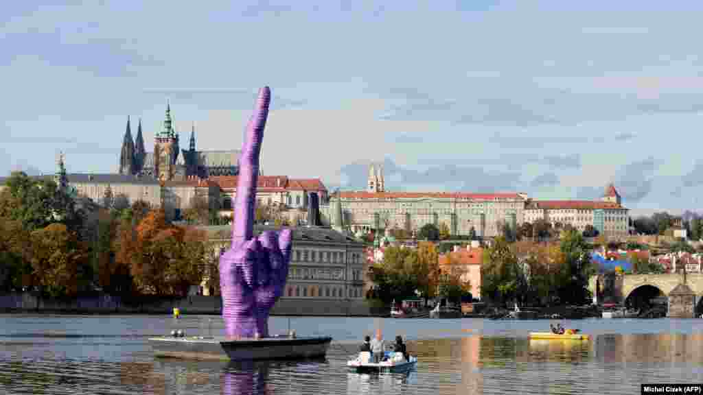 Češka - Umjetnik David Černy postavio je ovu skulpturu na rijeci Vltavi, sa pogledom na Hradčane gje je mjesto predsjednika države Miloša Zemana, neposredno prije izbora, Prag, 21. oktobar 2013. Foto: AFP / Michal Čižek 