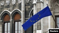 Zastava EU ispred parlamenta Mađarske, trenutno predsjedavajuće Uniji