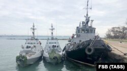 Захоплені українські кораблі в порту Керчі в анексованому Криму, 25 листопада 2018 року