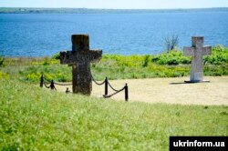 Хрести на могилах кошових отаманів Костя Гордієнка (ліворуч) і Василя Єрофєєва на території історико-культурної пам'ятки загальнонаціонального значення Кам'янська Січ поблизу села Республіканець Бериславського району Херсонської області, 30 квітня 2018 року