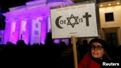 De veghe în faţa Porţii Brandenburg din Berlin, cu inscripţia "Coexistenţă", 13 ianuarie 2015