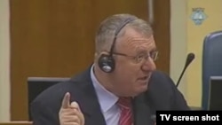 Vojislav Šešelj u haškoj sudnici, februar 2012.