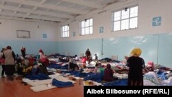 Женщины и дети, эвакуированные из одного из сёл в Кыргызстане.