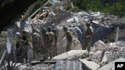 Vatrogasci u oštećenoj stambenoj zgradi u gradu Serhijevka, oko 50 kilometara jugozapadno od Odese, 1. jula. Zvaničnici su rekli da je najmanje dvoje dece među 21 poginulim u ruskom raketnom napadu.