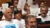 Deo parlamentaraca u majicama sa likom haškog optuženika Vojislava Šešelja protestuje protiv posete potpredsednika SAD Džozef Bajdena - fotografija iz arhive