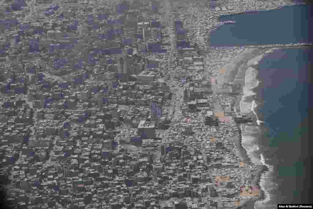 Bregdeti i Gazës, i fotografuar nga aeroplani.