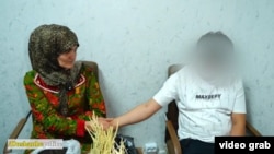 Женщина в Таджикистане, обвиняемая в гадании. Иллюстративное фото