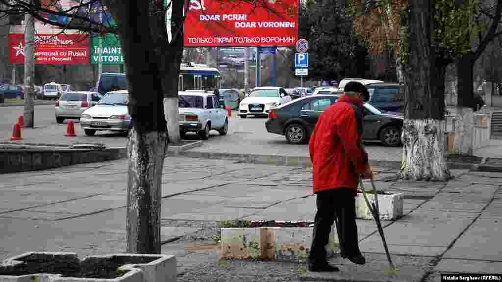 Publicitatea electorală abundă pe străzile principale ale capitalei. 