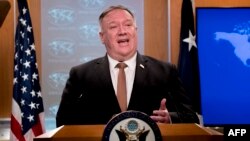 Mike Pompeo volt amerikai külügyminiszter 2020. július 15-én. Pompeo ekkor jelentette be londoni és dániai útját, miután a brit kormány a Huawei kínai távközlési óriáscég tevékenysége egy részének betiltásával kedveskedett Washingtonnak