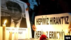 Турция – Демонстранты зажгли свечи на месте, где был убит главный редактор газеты «Акос» Грант Динк. Стамбул, 19 января 2007 г. 