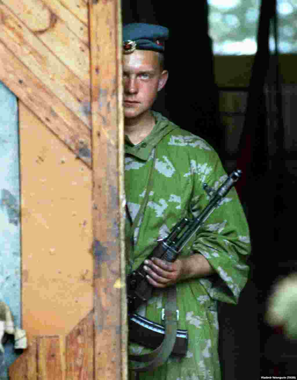 Российский десантник в Абхазии. Участие России в этом конфликте вообще было неоднозначным. С одной стороны, Россия публично поддержала Грузию; с другой - к абхазским военным присоединились многие российские военнослужащие. Некоторые доклады свидетельствуют, что, пока Россия одной рукой снабжала грузинские войска оружием, другой она бомбила позиции грузин в Сухуми. &nbsp;