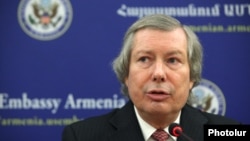 Ջեյմս Ուորլիքը Երևանում ասուլիսի ժամանակ, արխիվ