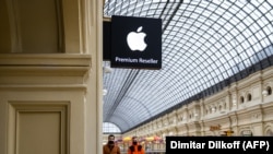 Egy Apple áruház a moszkvai GUM-ban 2021. április 27-én. Azóta az Apple papíron elment, de az iPhone-ok bejutnak