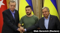 Түркиянын президенти Режеп Тайып Эрдоган, Украинанын президенти Владимир Зеленский жана Улуттар уюмунун баш катчысы Антониу Гутерриш. Украина, Львов. 18-август, 2022-жыл.