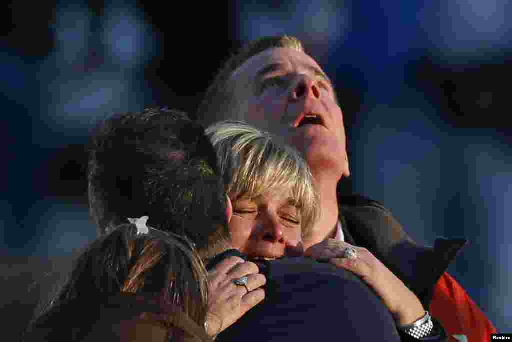 США, Ньютаун &ndash; рідні загиблих біля початкової школи Sandy Hook, де чоловік відкрив вогонь по школярах та персоналу. Жертвами стрілянини стали 28 людей, зокрема 20 дітей. 14 грудня 2012 року.